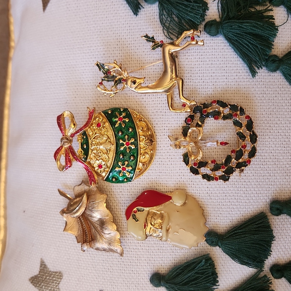 Christmas Pin Bundle | 5 Christmas Pins Wreath , Rhinestones Reindeer,Santa,